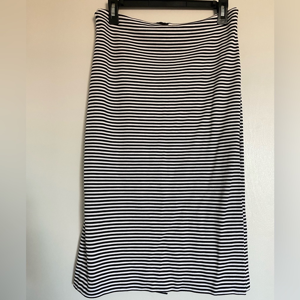 BANANA REPUBLIC black and white stripe pencil skirt.